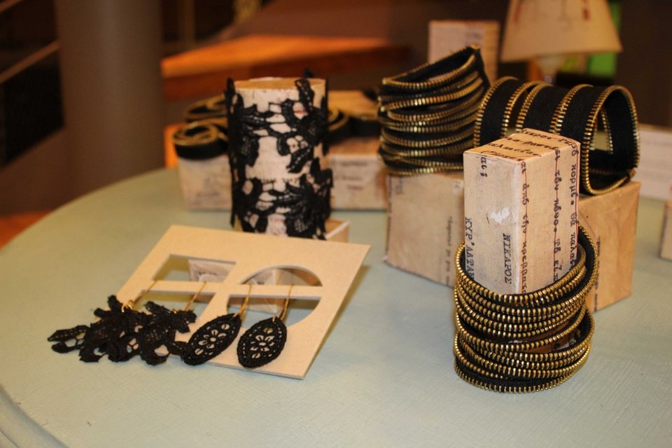 Κοσμήματα φτιαγμένα από θεατρικά κοστούμια στο πωλητήριο του Εθνικού Θεάτρου [εικόνες] | iefimerida.gr 0