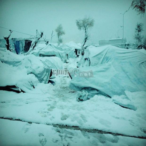 Τραγική κατάσταση στη Μόρια -«Πνιγμένες» στο χιόνι οι σκηνές των μεταναστών [εικόνες] | iefimerida.gr 0