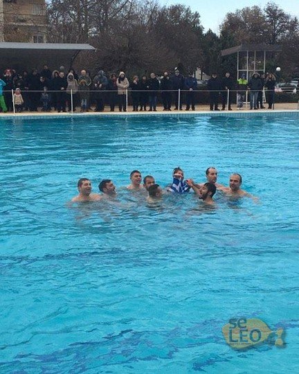 Ο βουλευτής της Ενωσης Κεντρώων Αριστείδης Φωκάς βούτηξε για τον σταυρό [εικόνες]  | iefimerida.gr 1