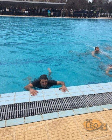 Ο βουλευτής της Ενωσης Κεντρώων Αριστείδης Φωκάς βούτηξε για τον σταυρό [εικόνες]  | iefimerida.gr 2