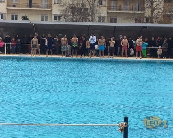 Ο βουλευτής της Ενωσης Κεντρώων Αριστείδης Φωκάς βούτηξε για τον σταυρό [εικόνες]  | iefimerida.gr 0