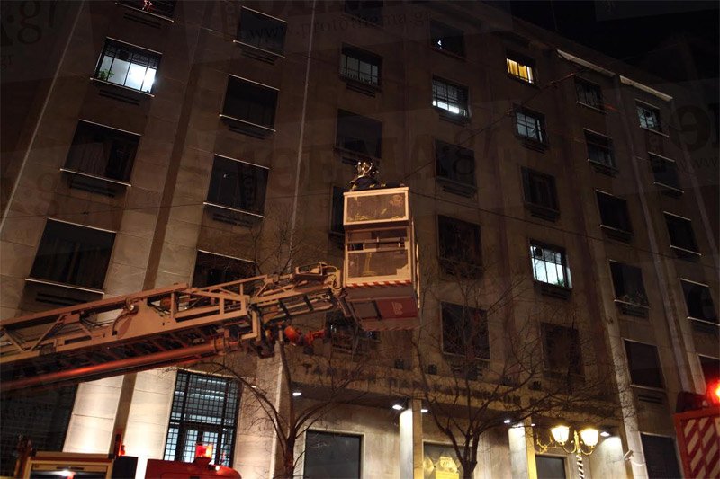 Εβαλαν γκαζάκια στο ίδρυμα Θεμιστοκλή και Δημητρίου Τσάτσου στην Ακαδημίας [εικόνες] | iefimerida.gr 2