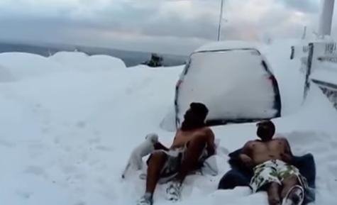 Eκαναν τον χειμώνα... καλοκαίρι: Ρακέτες, καφές και ηλιοθεραπεία στα χιόνια [εικόνες & βίντεο] | iefimerida.gr 1