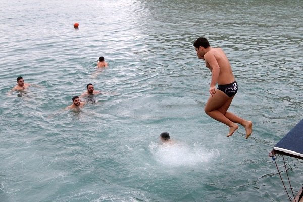 Χωρίς αγιασμό στο Ηράκλειο -Βούτηξαν οι κολυμβητές, σχημάτισαν μόνοι τους σταυρό [εικόνες] | iefimerida.gr 1