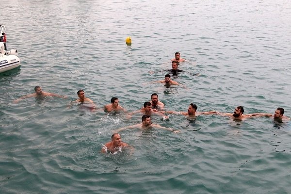 Χωρίς αγιασμό στο Ηράκλειο -Βούτηξαν οι κολυμβητές, σχημάτισαν μόνοι τους σταυρό [εικόνες] | iefimerida.gr 2