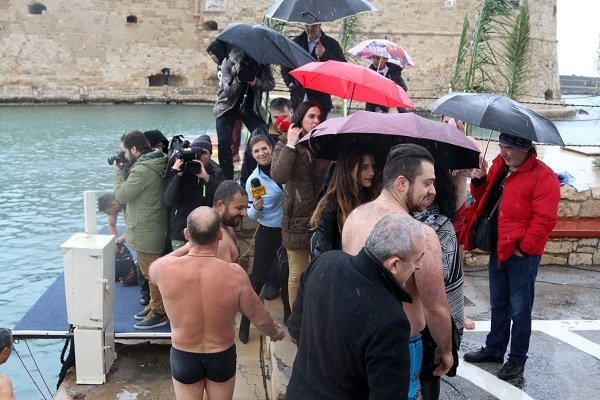 Χωρίς αγιασμό στο Ηράκλειο -Βούτηξαν οι κολυμβητές, σχημάτισαν μόνοι τους σταυρό [εικόνες] | iefimerida.gr 3