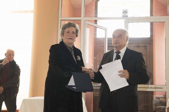 Λάρισα: Τίμησαν τη γιαγιά που έφερε στον κόσμο το εγγόνι της [εικόνες] | iefimerida.gr 0