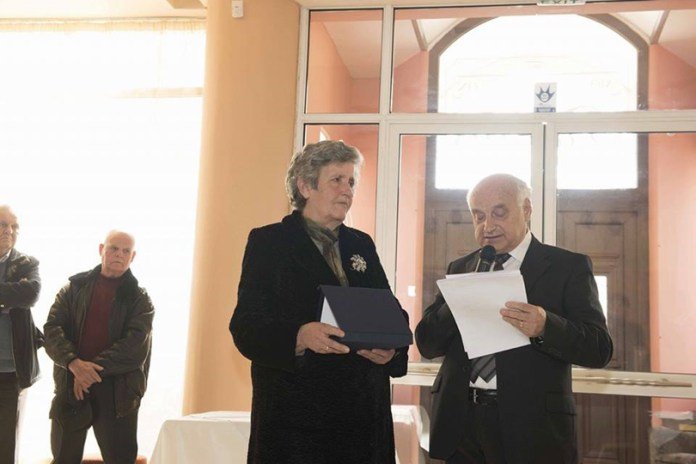 Λάρισα: Τίμησαν τη γιαγιά που έφερε στον κόσμο το εγγόνι της [εικόνες] | iefimerida.gr 1