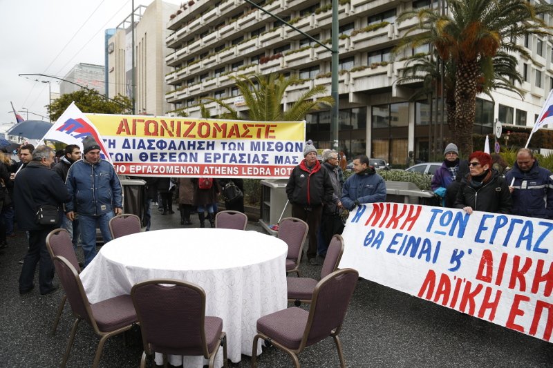 Oδόφραγμα στη λεωφόρο Συγγρού έστησαν οι εργαζόμενοι στο Athens Ledra [εικόνες] | iefimerida.gr 4