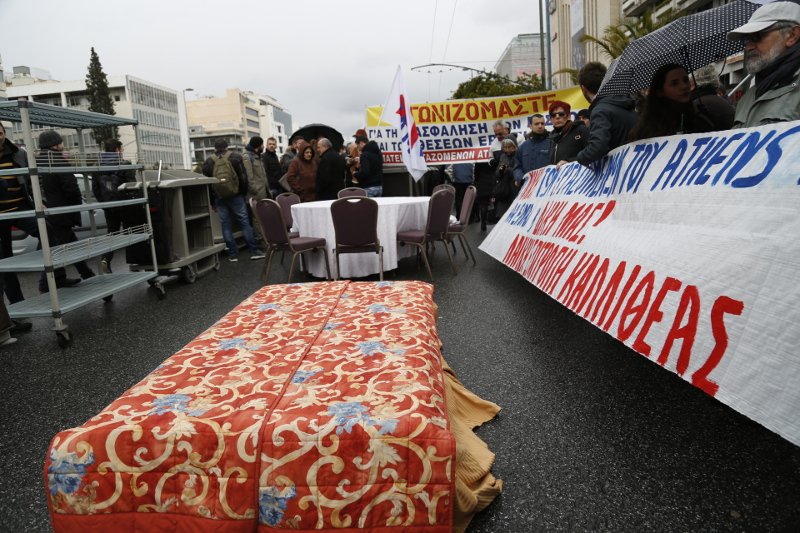 Oδόφραγμα στη λεωφόρο Συγγρού έστησαν οι εργαζόμενοι στο Athens Ledra [εικόνες] | iefimerida.gr 3