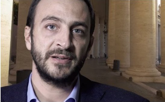 Ιταλός δημοσιογράφος «ξεσκεπάζει» την παιδεραστία στην Καθολική Εκκλησία -Συνδέει και τον Πάπα | iefimerida.gr 1