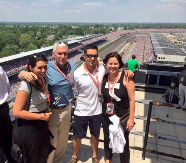 Σαν φτωχοί συγγενείς του Τραμπ -Γιατί η οικογένεια του Μάικ Πενς είναι τόσο «μαζεμένη» [εικόνες] | iefimerida.gr 24