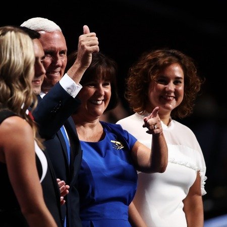 Σαν φτωχοί συγγενείς του Τραμπ -Γιατί η οικογένεια του Μάικ Πενς είναι τόσο «μαζεμένη» [εικόνες] | iefimerida.gr 13