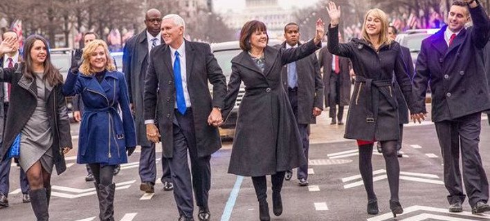 Σαν φτωχοί συγγενείς του Τραμπ -Γιατί η οικογένεια του Μάικ Πενς είναι τόσο «μαζεμένη» [εικόνες] | iefimerida.gr 1