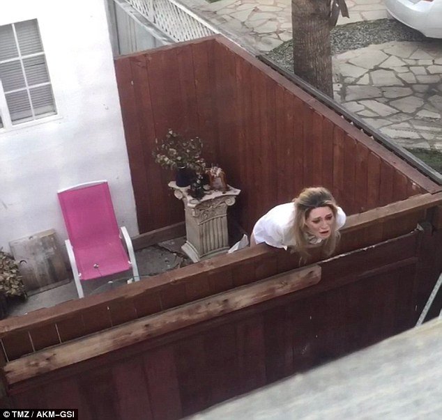 Στο νοσοκομείο η Μίσα Μπάρτον -Βγήκε στην αυλή της και φώναζε για το τέλος του κόσμου [εικόνες] | iefimerida.gr 2