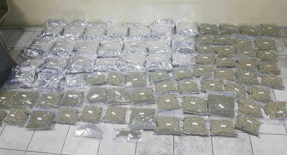  Στη φάκα της αστυνομίας σπείρα εξαγωγής ναρκωτικών -Μετέφεραν κάνναβη σε εμπορεύματα οικοσκευής [εικόνες] | iefimerida.gr 2