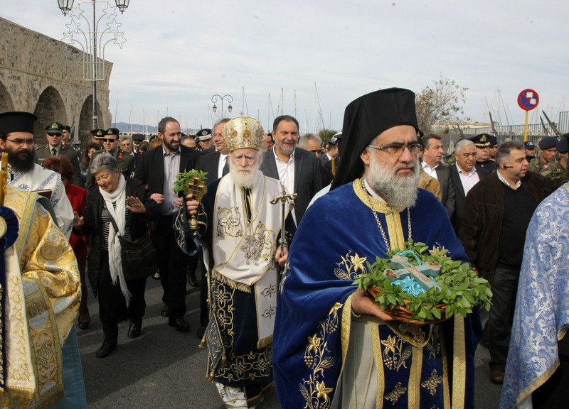 Τα Θεοφάνεια στην Κρήτη: Oι βουτηχτάδες και τα Φωτοκόλυβα | iefimerida.gr 1