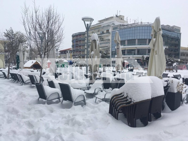 Θαμμένη στο χιόνι η Ορεστιάδα -14 οχήματα του στρατού στη μάχη του αποχιονισμού [εικόνες] | iefimerida.gr 4