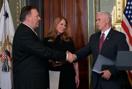 Oρκίστηκε νέος διευθυντής της CIA o Μάικ Πομπέο [εικόνες] | iefimerida.gr 1