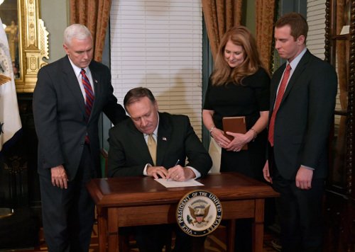 Oρκίστηκε νέος διευθυντής της CIA o Μάικ Πομπέο [εικόνες] | iefimerida.gr 2