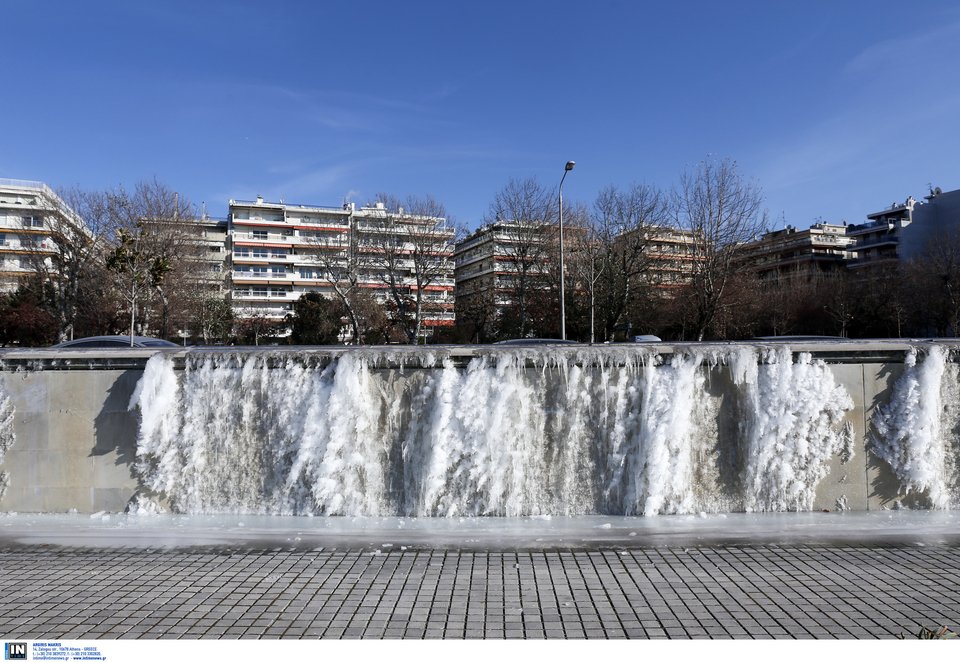 Εντυπωσιακές εικόνες από όλη την Ελλάδα: Πάγωσαν σιντριβάνια, λίμνες, υδραγωγεία! [εικόνες] | iefimerida.gr 0