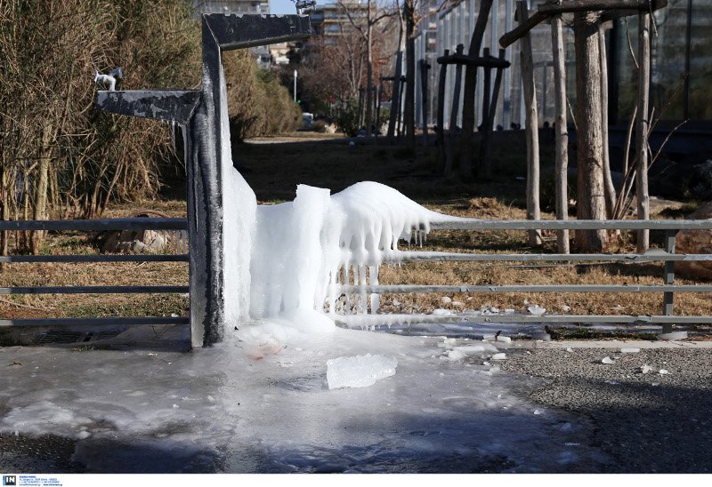 Εντυπωσιακές εικόνες από όλη την Ελλάδα: Πάγωσαν σιντριβάνια, λίμνες, υδραγωγεία! [εικόνες] | iefimerida.gr 9
