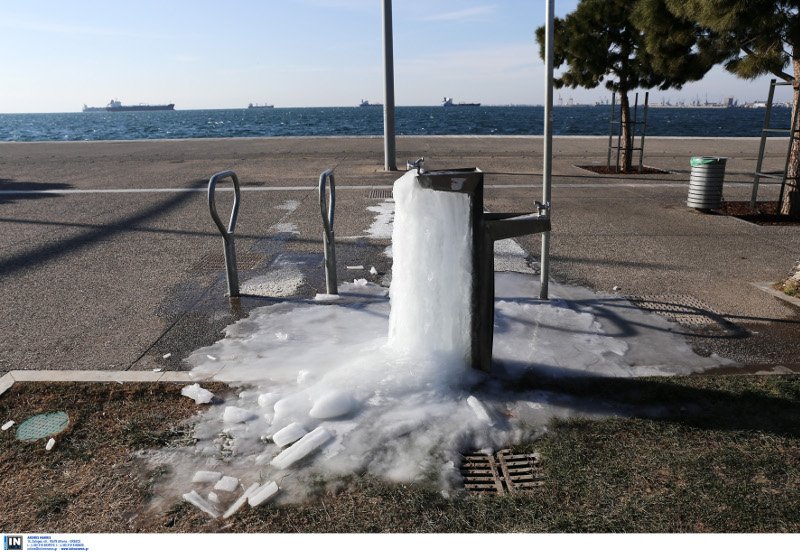 Εντυπωσιακές εικόνες από όλη την Ελλάδα: Πάγωσαν σιντριβάνια, λίμνες, υδραγωγεία! [εικόνες] | iefimerida.gr 11