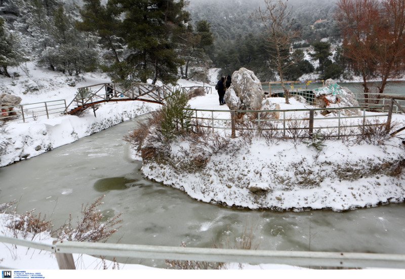Εντυπωσιακές εικόνες από όλη την Ελλάδα: Πάγωσαν σιντριβάνια, λίμνες, υδραγωγεία! [εικόνες] | iefimerida.gr 14