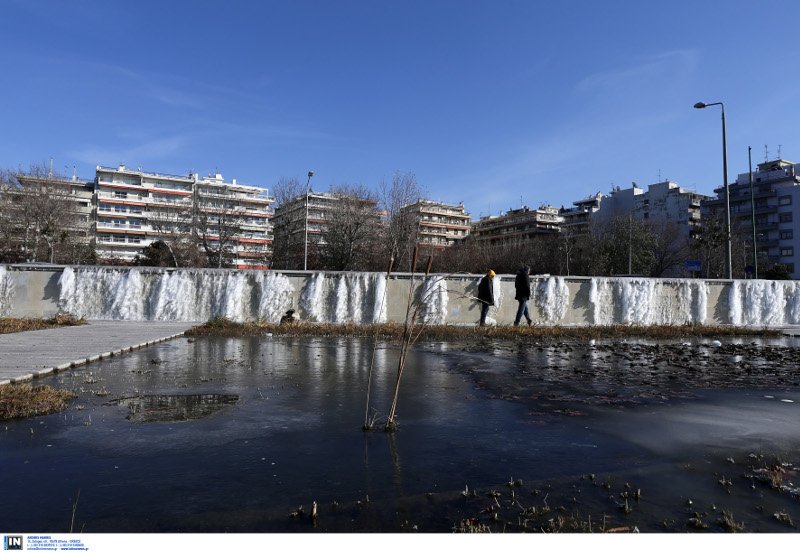 Εντυπωσιακές εικόνες από όλη την Ελλάδα: Πάγωσαν σιντριβάνια, λίμνες, υδραγωγεία! [εικόνες] | iefimerida.gr 1