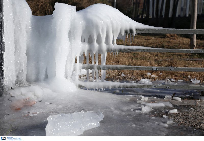 Εντυπωσιακές εικόνες από όλη την Ελλάδα: Πάγωσαν σιντριβάνια, λίμνες, υδραγωγεία! [εικόνες] | iefimerida.gr 8