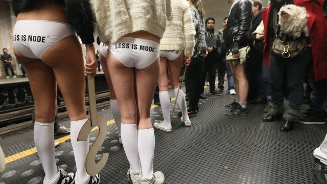 Ημέρα χωρίς παντελόνι -Νέοι με εσώρουχα, στο μετρό, σε όλο τον κόσμο [εικόνες] | iefimerida.gr 11
