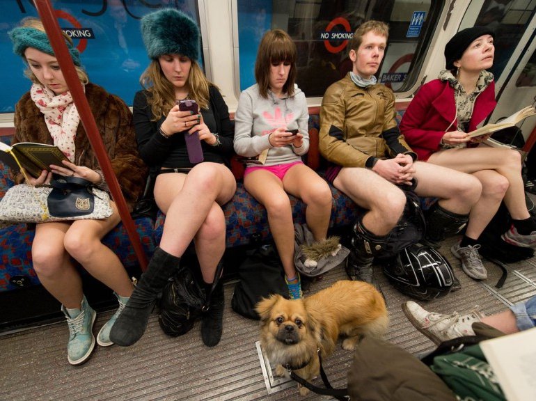 Ημέρα χωρίς παντελόνι -Νέοι με εσώρουχα, στο μετρό, σε όλο τον κόσμο [εικόνες] | iefimerida.gr 13