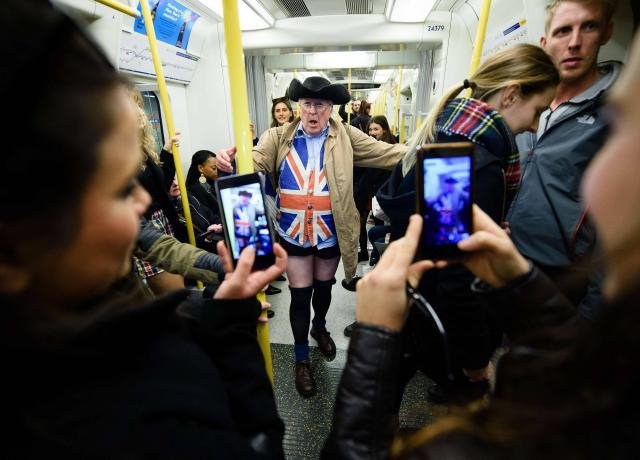 Ημέρα χωρίς παντελόνι -Νέοι με εσώρουχα, στο μετρό, σε όλο τον κόσμο [εικόνες] | iefimerida.gr 1