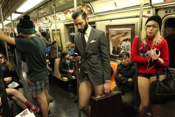 Ημέρα χωρίς παντελόνι -Νέοι με εσώρουχα, στο μετρό, σε όλο τον κόσμο [εικόνες] | iefimerida.gr 8