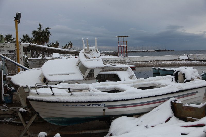 Στο Παλαιό Φάληρο πάγωσαν και οι βάρκες -Χιονισμένο τοπίο η παραλία [εικόνες] | iefimerida.gr 2