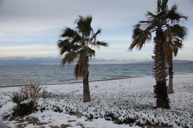 Στο Παλαιό Φάληρο πάγωσαν και οι βάρκες -Χιονισμένο τοπίο η παραλία [εικόνες] | iefimerida.gr 6