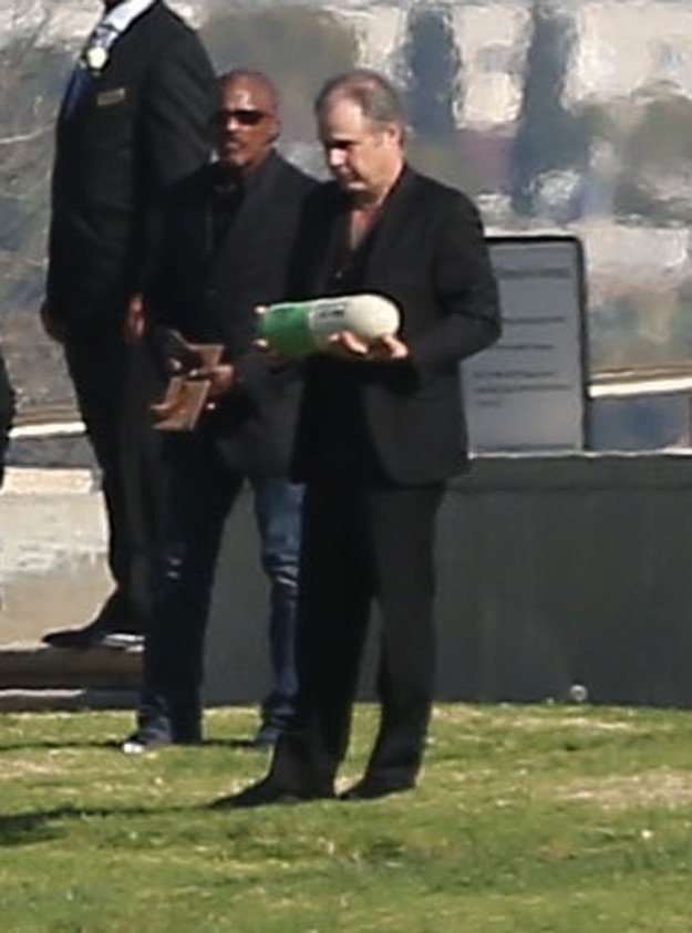 Τεφροδόχο σε σχήμα Prozac χρησιμοποίησαν για τις στάχτες της Carrie Fisher [εικόνες] | iefimerida.gr 0