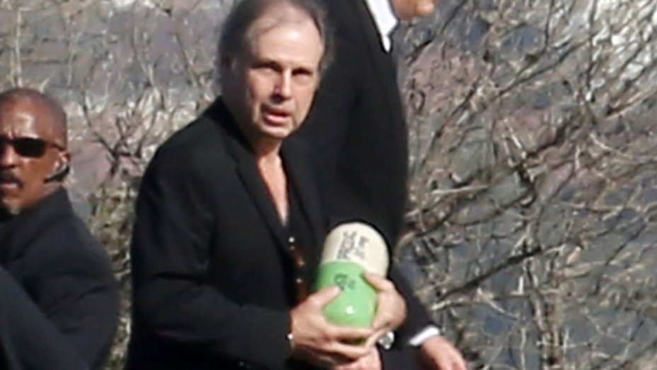 Τεφροδόχο σε σχήμα Prozac χρησιμοποίησαν για τις στάχτες της Carrie Fisher [εικόνες] | iefimerida.gr 1