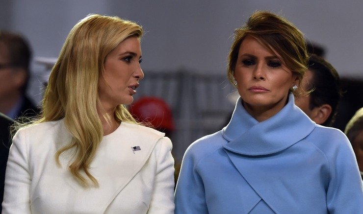 Μόνη, θλιμμένη, συγκλονιστική: Το αμερικανικό Twitter φωνάζει #FreeMelania! [εικόνες] | iefimerida.gr 2