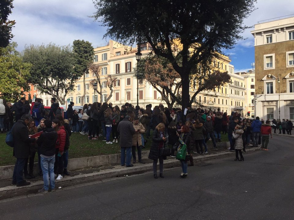 Τρέμει η Ιταλία: Τέσσερις απανωτοί σεισμοί, 5,6 ο μεγαλύτερος, εκκενώνεται το μετρό της Ρώμης [εικόνες] | iefimerida.gr 1