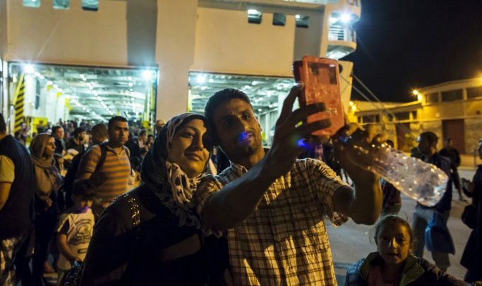 Γιατί οι Σύροι πρόσφυγες βγάζουν συνέχεια selfies | iefimerida.gr 1