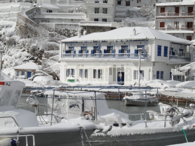 Η Σκόπελος θαμμένη στο χιόνι, μέσα από τις φωτογραφίες των κατοίκων της [εικόνες]  | iefimerida.gr 0