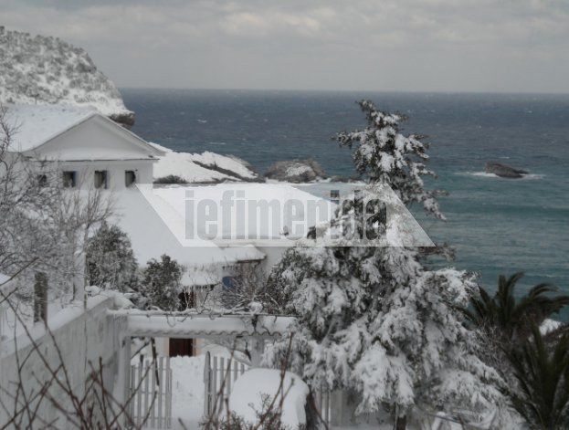Η Σκόπελος θαμμένη στο χιόνι, μέσα από τις φωτογραφίες των κατοίκων της [εικόνες]  | iefimerida.gr 6
