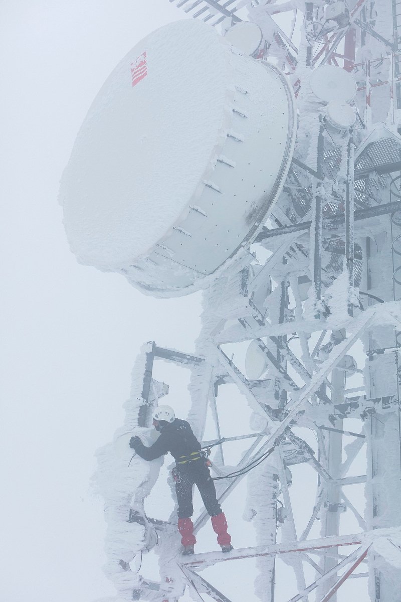 Cosmote: Εναερίτες και αναρριχητές παντός καιρού- Μάχη με τα χιόνια για το σήμα στα κινητά [εικόνες & βίντεο] | iefimerida.gr 2