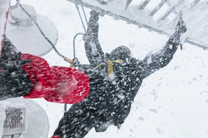 Cosmote: Εναερίτες και αναρριχητές παντός καιρού- Μάχη με τα χιόνια για το σήμα στα κινητά [εικόνες & βίντεο] | iefimerida.gr 3