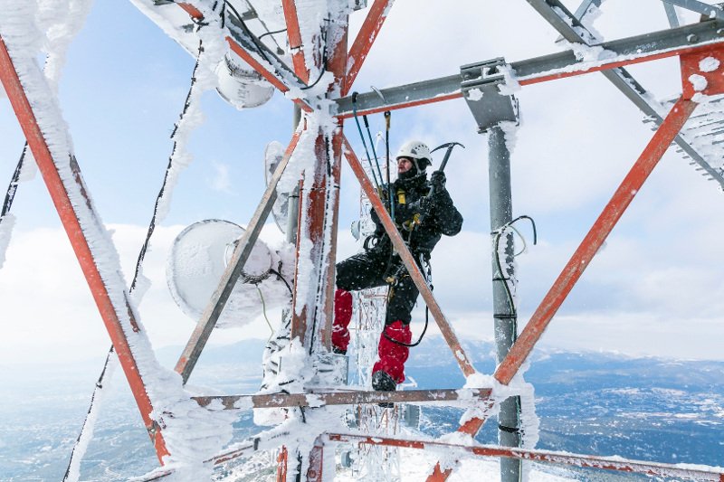 Cosmote: Εναερίτες και αναρριχητές παντός καιρού- Μάχη με τα χιόνια για το σήμα στα κινητά [εικόνες & βίντεο] | iefimerida.gr 0