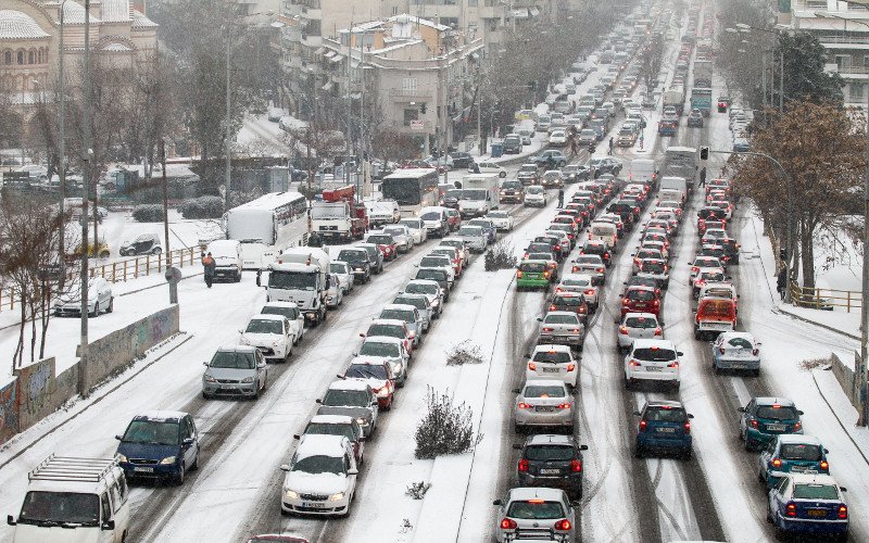Χάος από τον χιονιά σε όλη τη χώρα – Κυκλοφοριακά προβλήματα, ακυρώσεις πτήσεων | iefimerida.gr 1