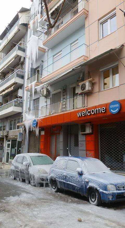 Θεσσαλονίκη: Εσπασαν οι σωλήνες νερού και η πολυκατοικία καλύφθηκε από παγοκρυστάλλους [εικόνες] | iefimerida.gr 0