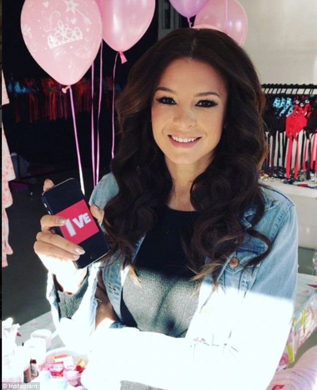 Τα «άπλυτα» του Τραμπ:  Ενώ ήταν παντρεμένος με την Μελάνια κάλεσε την Μις Ουγγαρία στο δωμάτιό του [εικόνες] | iefimerida.gr 2