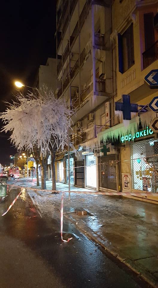 Θεσσαλονίκη: Εσπασαν οι σωλήνες νερού και η πολυκατοικία καλύφθηκε από παγοκρυστάλλους [εικόνες] | iefimerida.gr 1